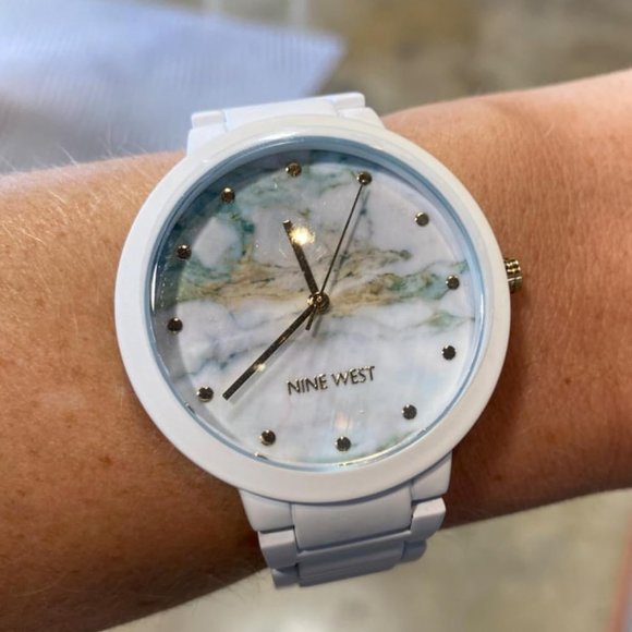 Women's Quartz Not Water Resistant Rubberized Bracelet Watch - Picture 5 of 6